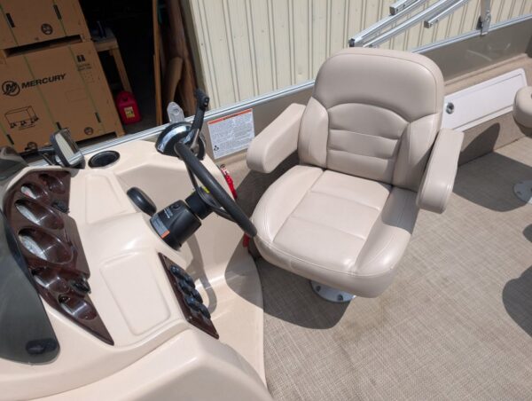 2016 Sylvan 8520 Mirage C n F (Consign) - Image 8