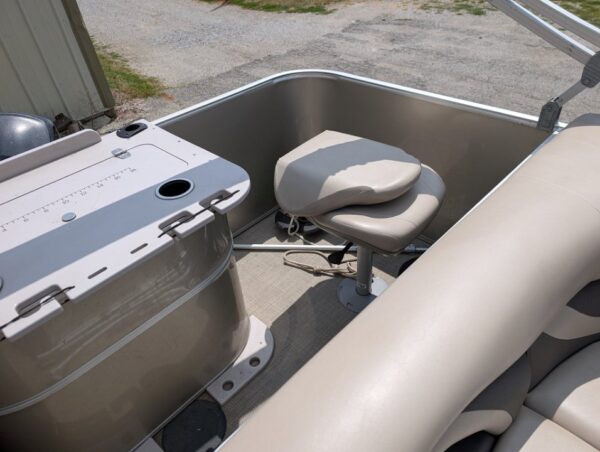 2016 Sylvan 8520 Mirage C n F (Consign) - Image 6
