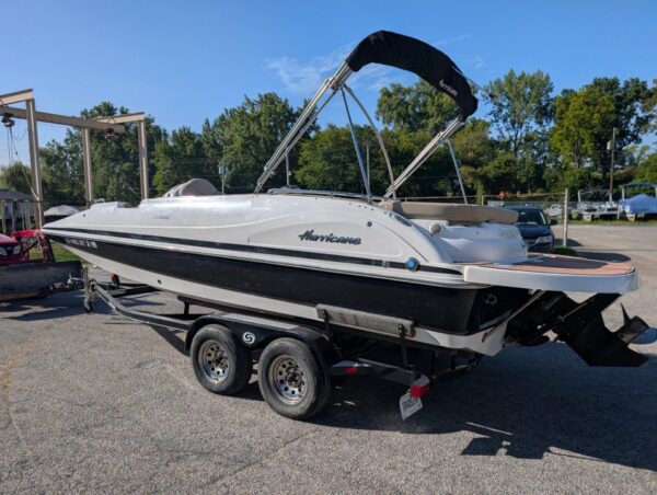 2017 Huricane 201 Deckboat Merc 4.5L - Image 4