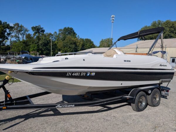 2017 Huricane 201 Deckboat Merc 4.5L - Image 5