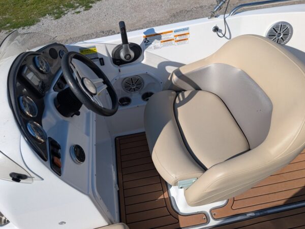 2017 Huricane 201 Deckboat Merc 4.5L - Image 7