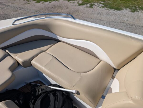 2017 Huricane 201 Deckboat Merc 4.5L - Image 8
