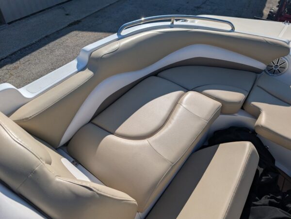 2017 Huricane 201 Deckboat Merc 4.5L - Image 9