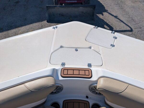 2017 Huricane 201 Deckboat Merc 4.5L - Image 10