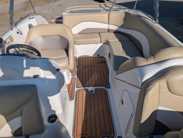 2017 Huricane 201 Deckboat Merc 4.5L - Image 11