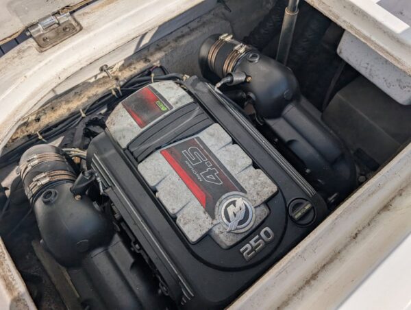 2017 Huricane 201 Deckboat Merc 4.5L - Image 13