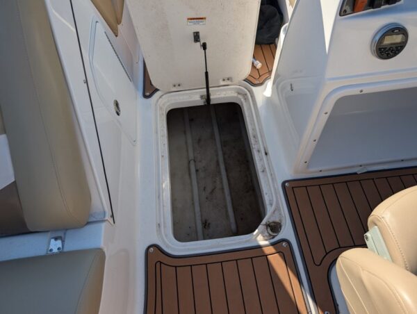 2017 Huricane 201 Deckboat Merc 4.5L - Image 15