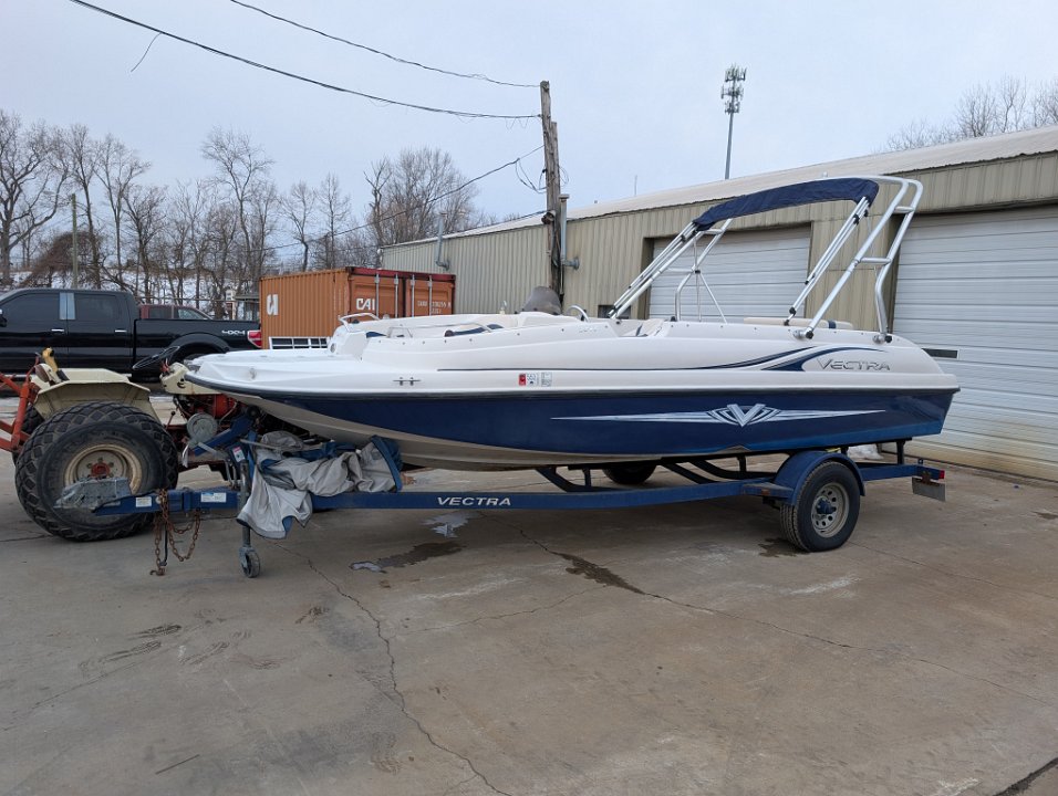 2008 Vectra deckboat 2000